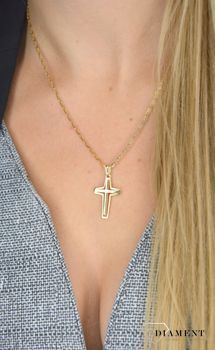 Złota zawieszka wisiorek krzyż 333 ZA 4713 333 Złoty wisiorek krzyżyk z białym złotym to biżuteria sakralna, która sprawdzi się jako prezent na takie okazje jak chrzest, (6).JPG